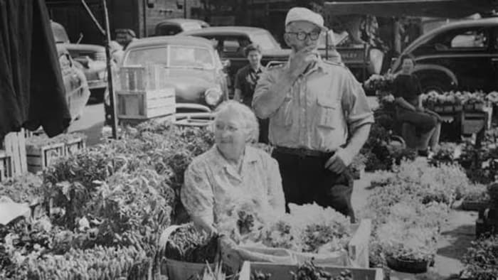 Une vieille photo de marchands au marché Parkdale.