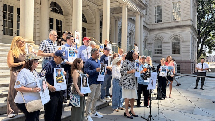 Des proches de victimes prennent la parole devant les médias à l'entrée de l'hôtel de ville de New York, le 8 septembre 2026.