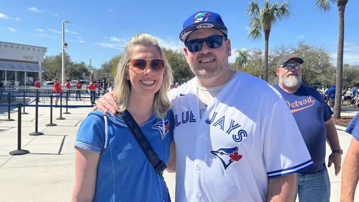 Leea Fortune et Matt Zimmerman posent devant le TD Ballpark.