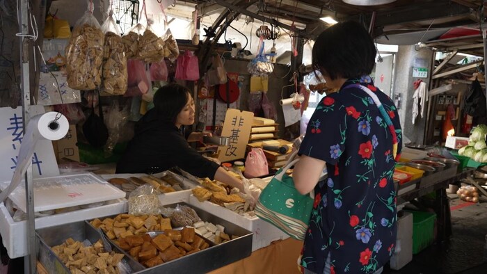 Shaedra Fang au marché.