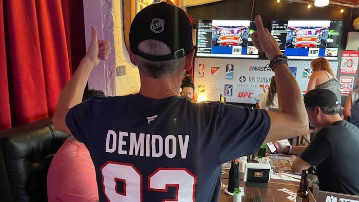 Daniel Gingras arbore le chandail de l’attaquant du Canadien Ivan Demidov.