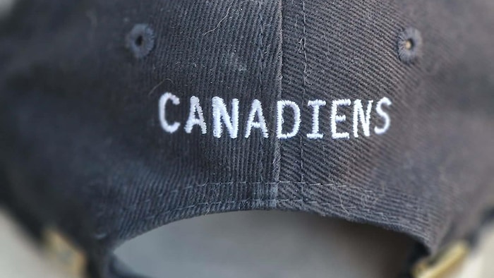 L'inscription « Canadiens » est cousue à l'arrière d'une casquette noire.
