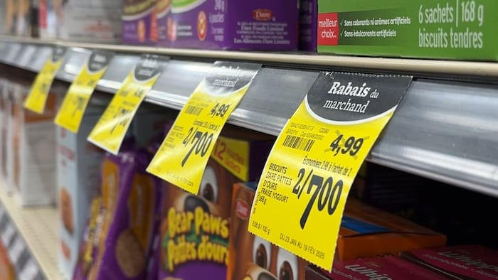 Plusieurs étiquettes de prix à rabais dans une épicerie.