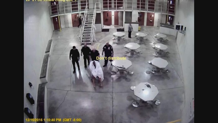 Une capture d'écran d'une vidéo prise dans une prison.