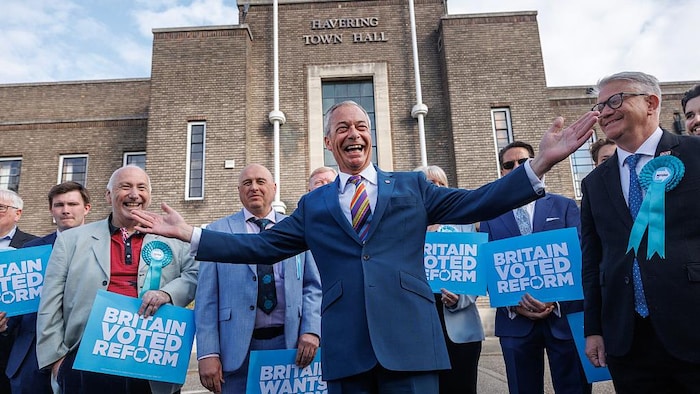 Nigel Farage célèbre la victoire de son parti Reform UK dans des milliers de courses à travers le pays. 