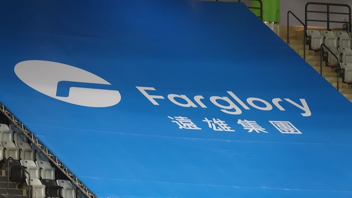 Une grande affiche de l'entreprise Farglory dans les estrades du Taipei Dome.