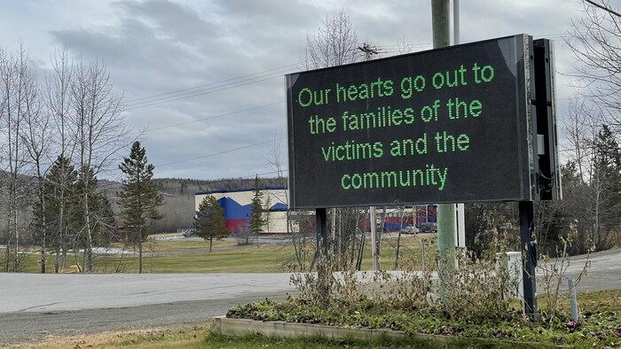 Le message « nos coeurs sont avec les familles des victimes et la communauté » affiché sur un panneau, à Faro.