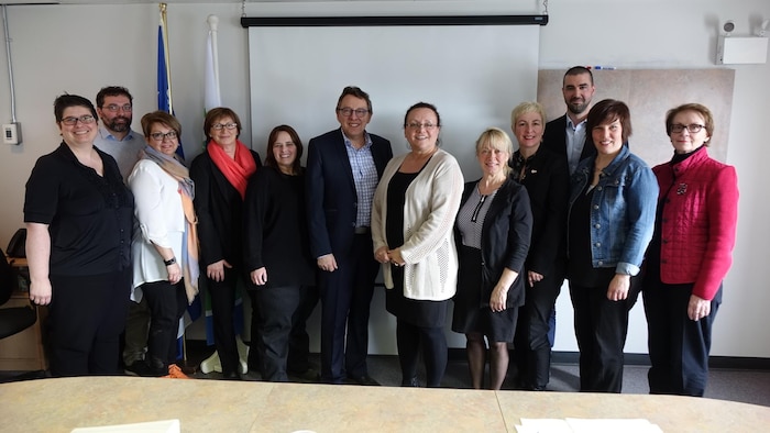 Le ministre responsable de la région, Jean D'Amour, et la présidente du Collectif régional de développement, Guylaine Sirois (au centre), ont annoncé le soutien à neuf projets au Bas-Saint-Laurent.