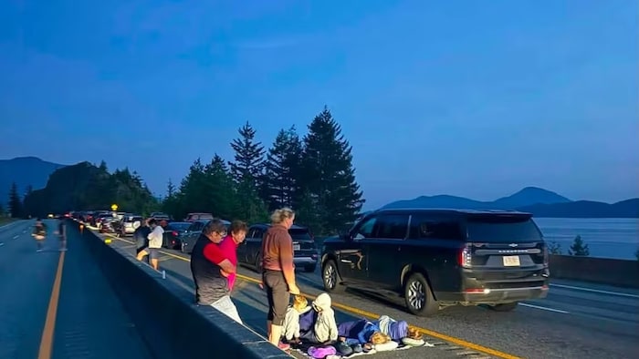 Une famille a étendu une couverture sur le bord de l'autoroute Sea-to-Sky.