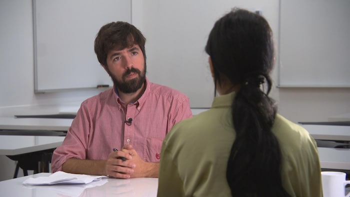 Un journaliste en discussion avec une femme.