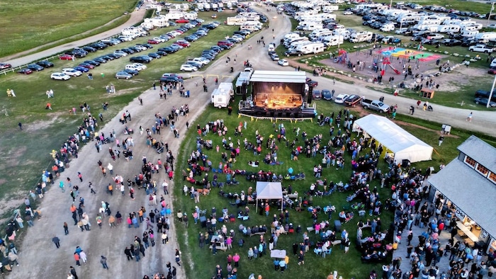 Une vue aérienne de la foule et du stationnement lors d'un spectacle de la Saint-Jean.