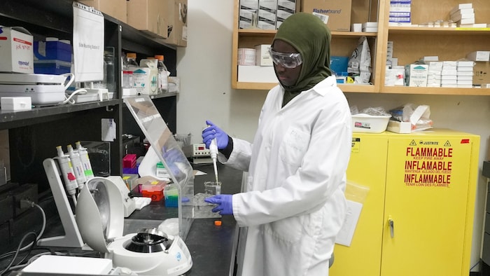 Fatou Gadji en train de travailler dans un laboratoire