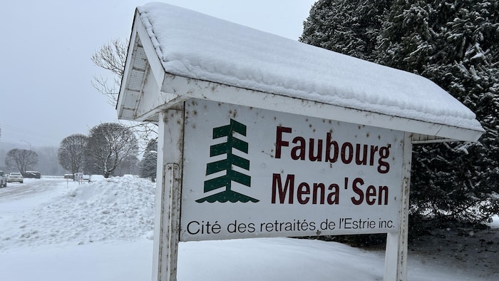 Une affiche extérieure enneigée.