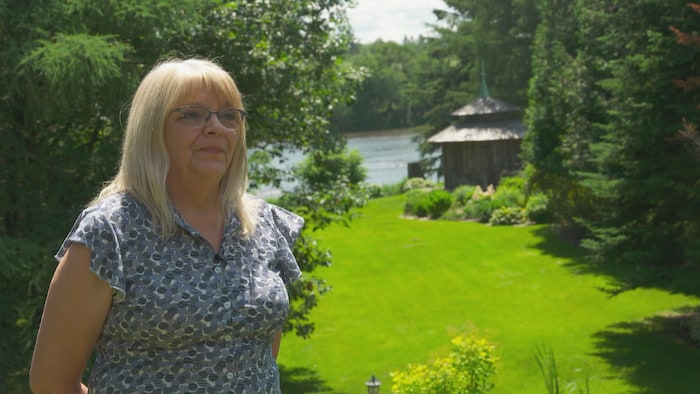 Élise Bois dans un jardin.