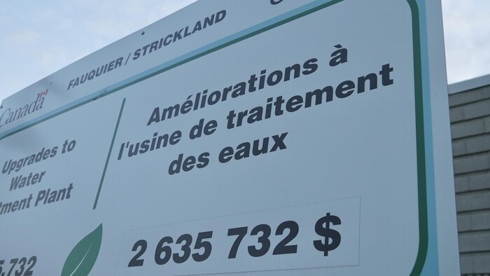 Sur l'affiche installée devant l’usine de traitement des eaux du canton, on précise que les travaux d’amélioration ont coûté 2,6 millions de dollars.