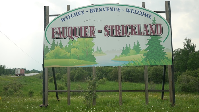 Sur le bord de la route, une affiche annonçant l'arrivée à Fauquier-Strickland et souhaitant la bienvenue à ses visiteurs.