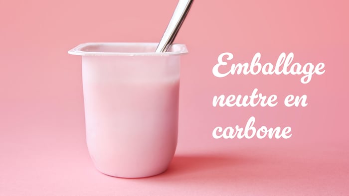 Une fausse publicité pour un yaourt avec la mention « emballage neutre en carbone ».