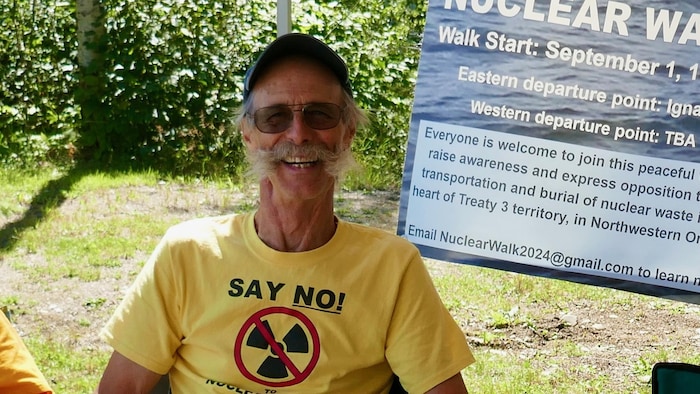 Charles Faust, membre fondateur de l’alliance We the Nuclear Free North, assis en chandail jaune.