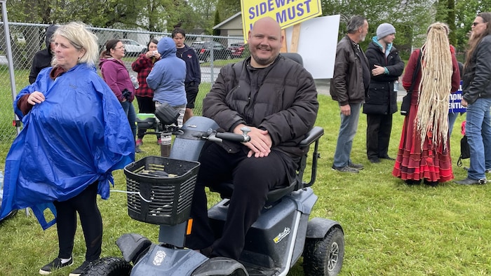 Un homme en fauteuil roulant.