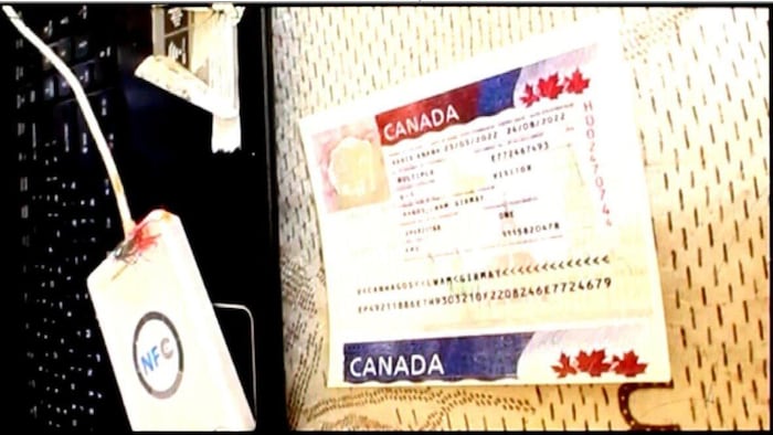 Une photo floue d'un faux visa canadien.