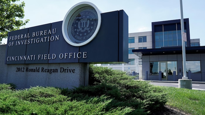 Le bureau vu de l'extérieur, avec un panneau indiquant qu'il s'agit du bureau du FBI de Cincinnati.
