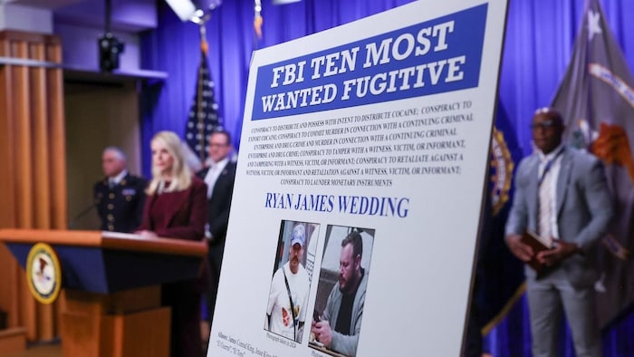 Gros plan sur l'affiche du FBI présentant Ryan Wedding comme l'un des dix fugitifs les plus recherchés, lors d'une conférence de presse.