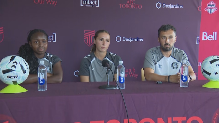 De gauche à droite, les joueuses Nikayla Small et Sarah Stratigakis et l'entraîneur Marko Milanovic durant la conférence de presse.