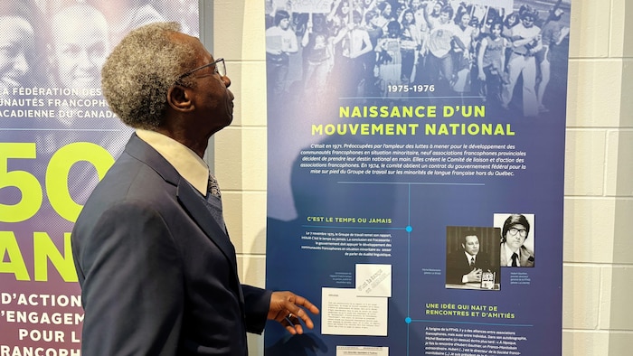 Il admire les panneaux de profil. 