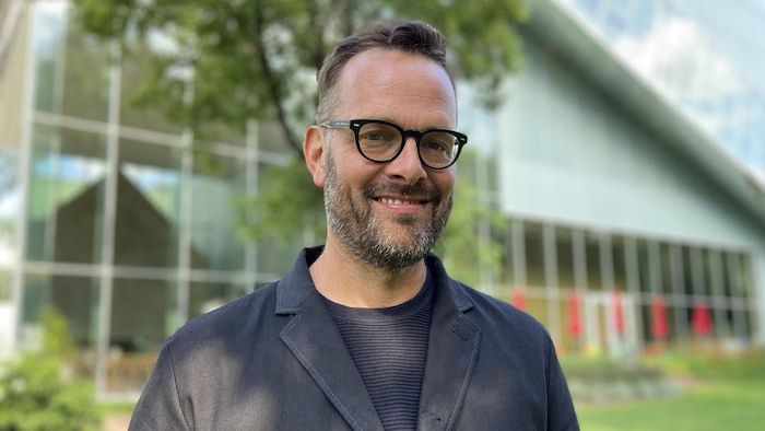 Le directeur du Festival de cinéma de la Ville de Québec Hugo Latulippe devant la pavillon Lassonde du Musée national des beaux-arts du Québec, où sera présentée une partie de la programmation du FCVQ.