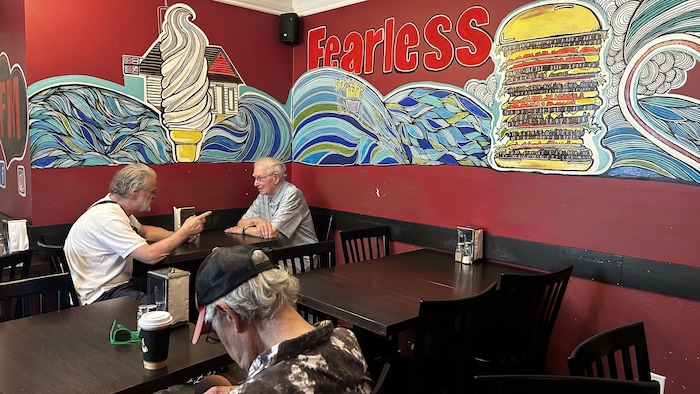 La salle à manger avec des clients. 