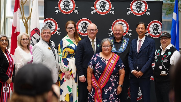 Des membres de la Fédération métisse du Manitoba prennent la pose lors d'une conférence de presse.