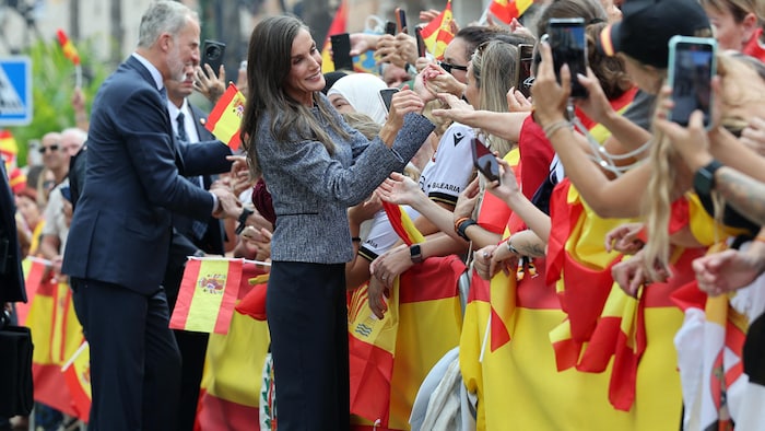 Le couple royal espagnol salue la foule