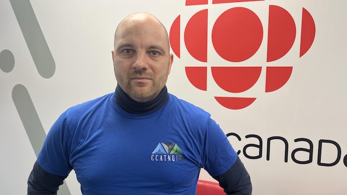 Félix-Antoine Lafleur porte un gilet du Conseil central de l’Abitibi-Témiscamingue–Nord-du-Québec – CSN dans les locaux de Radio-Canada à Rouyn-Noranda.