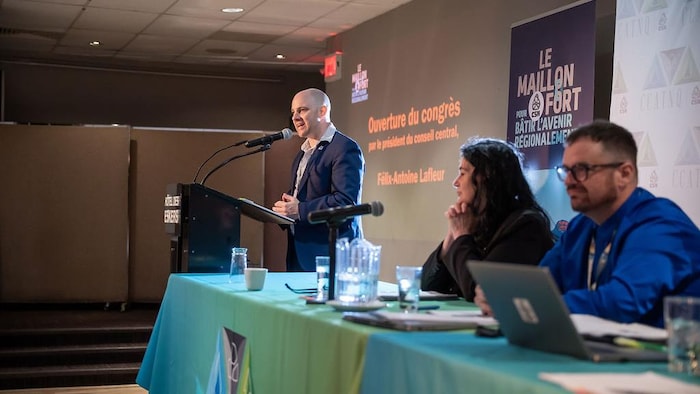 Le président Félix-Antoine Lafleur lance l'ouverture du congrès du Conseil central de la CSN parle à son auditoire.