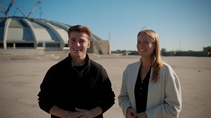 Un homme et une femme sourient.