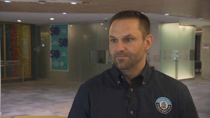 Félix Ferland parle à la caméra.