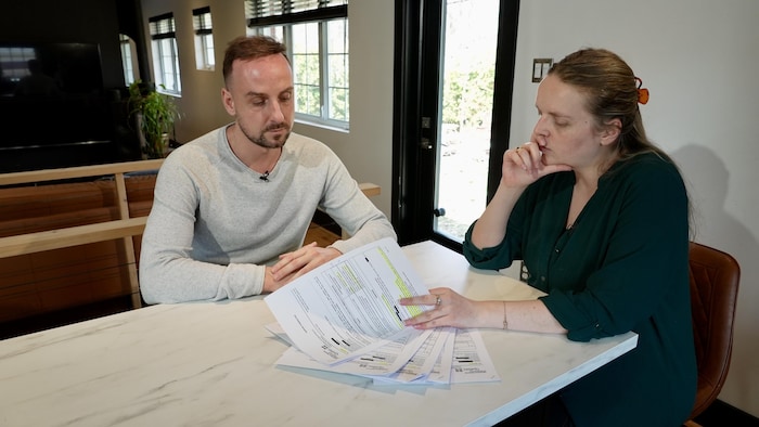 Félix Lanthier est à côté de la journaliste Anne-Louise Michel, ils consultent les rapports d'inspection du MAPAQ