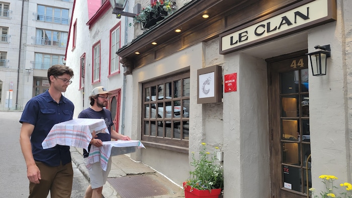 Félix-Antoine Deschênes-Picard et Mathieu Bernier apportent leurs morilles au Clan, le restaurant du chef étoilé Stéphane Modat.