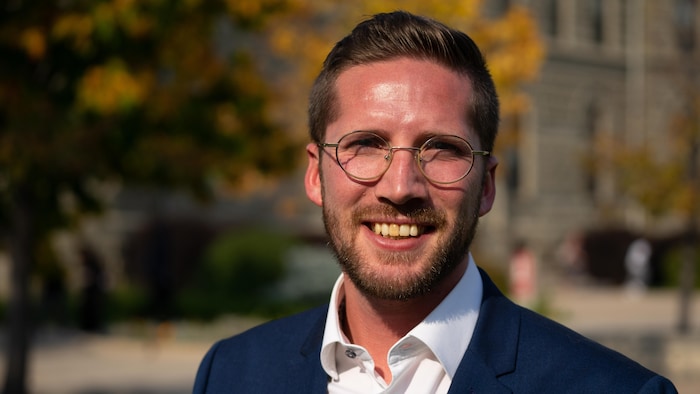Félix Mathieu, souriant.