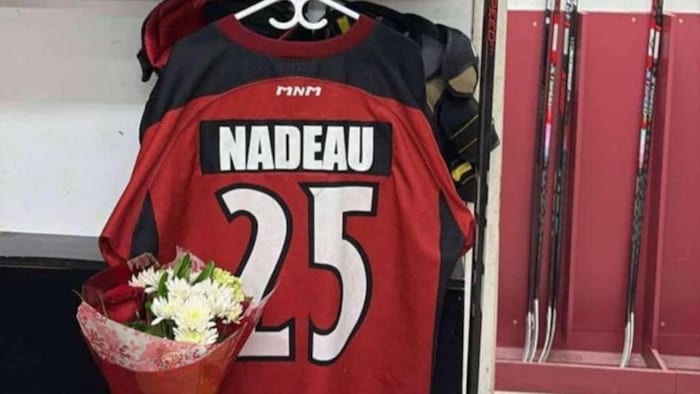 Un chandail avec un bouquet de fleurs et un casque.