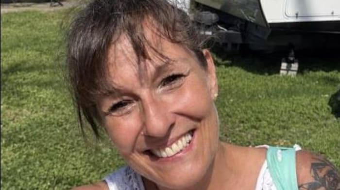 On peut voir une photo de la femme portée disparue, elle sourit à la caméra.