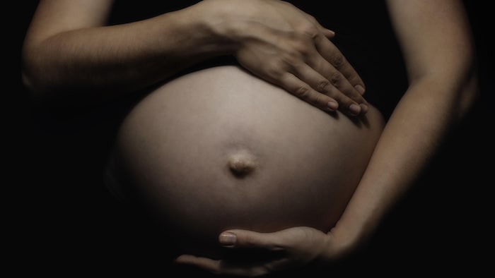 Le ventre d'une femme enceinte.