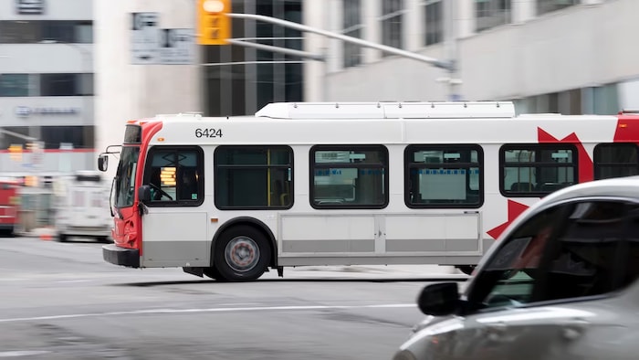 Un autobus d'OC Transpo à une intersection.