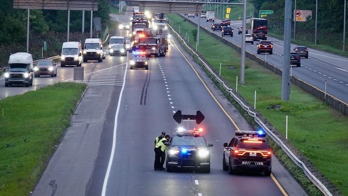 Des voitures de police ferment les voies et forcent les automobilistes à prendre la sortie.