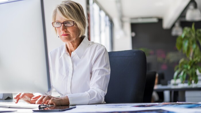 Une femme travaille à l'ordinateur