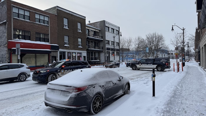 Des autopatrouilles devant la scène de crime.