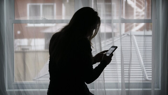  Une femme appelle à l'aide.