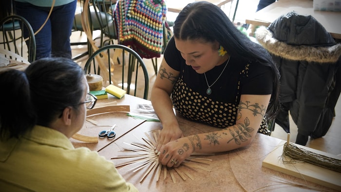 Des femmes font un bricolage.