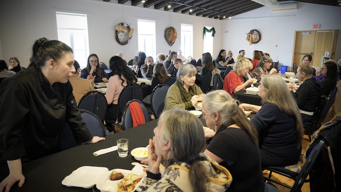 Des femmes partagent un repas.