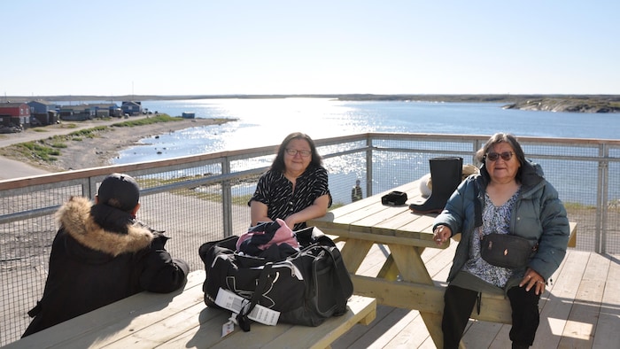 Des Inuk discutent ensemble sur une terrasse